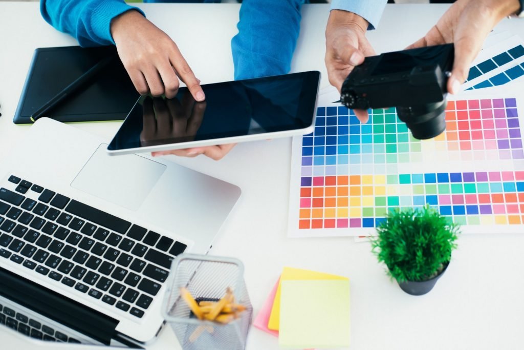 Event organizer use inspiration to customize the design of a team building activity