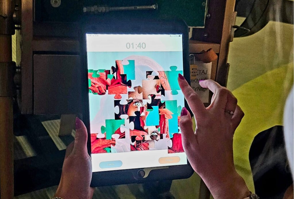 Colaboración en equipo con rompecabezas digital