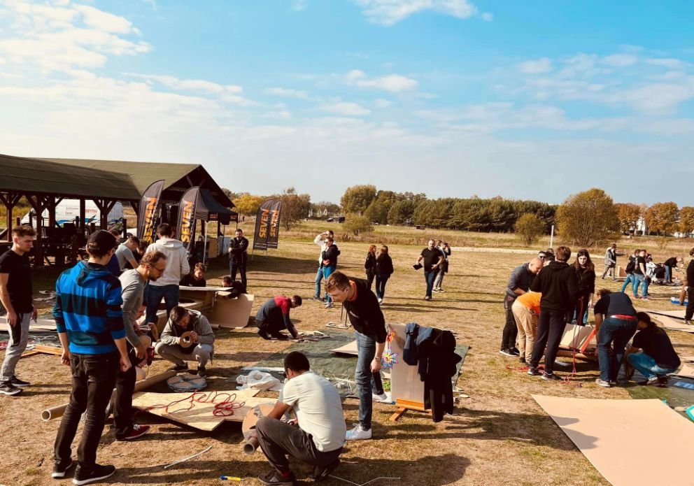 Team-building activity organized by Seven Event Group in Poland, featuring participants taking part in outdoor challenges and interactive gamified experiences in a lively urban environment.