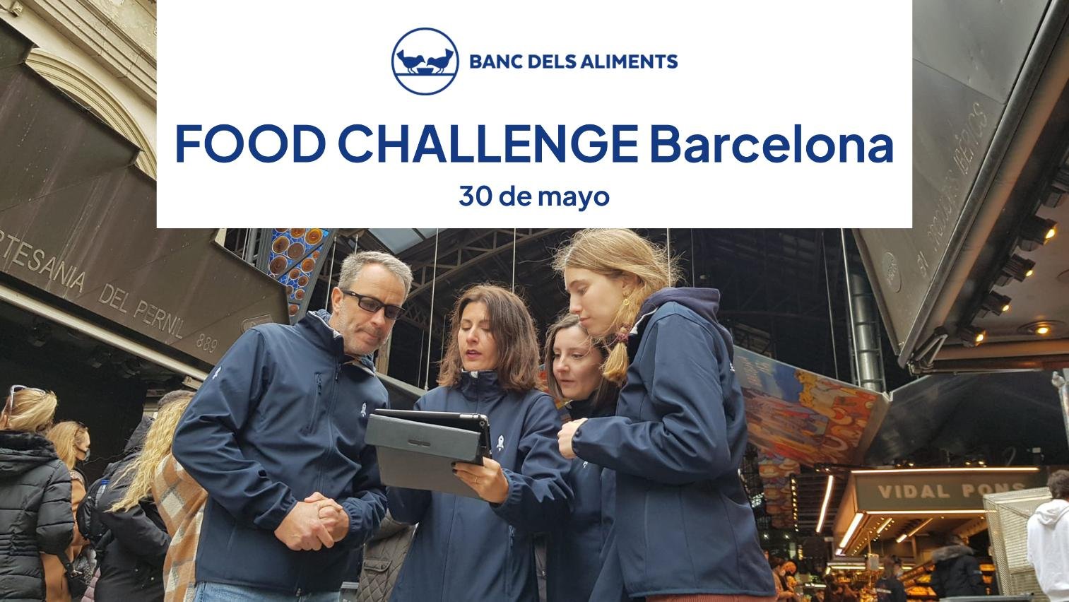 Equipo de participantes resolviendo retos con una tablet durante una gincana solidaria en el Mercado de La Boqueria, Barcelona, organizada con la tecnología de Mooveteam.